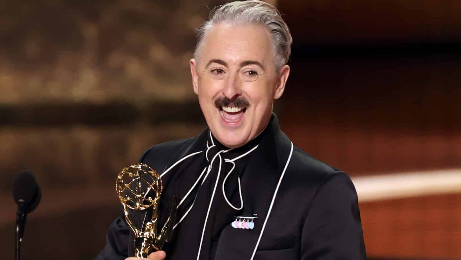 Alan Cumming acepta Emmy para 'The Traidores', y una vez más usó un Pin de Orgullo Trans para hacer una declaración poderosa