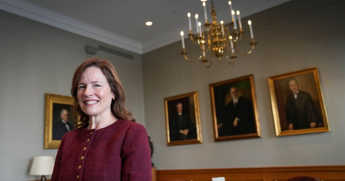 Amy Coney Barrett está asustando a la gente con su respuesta a si el presidente puede buscar un tercer mandato