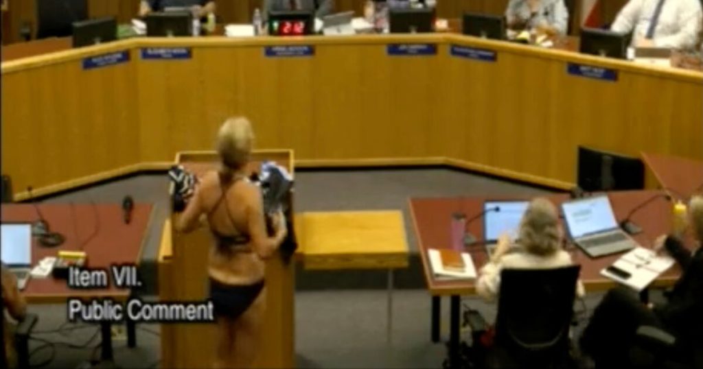 Anti-LGBTQ+ activista se desvanece en la reunión de la junta para mostrar cómo los niños trans incomodan a las personas