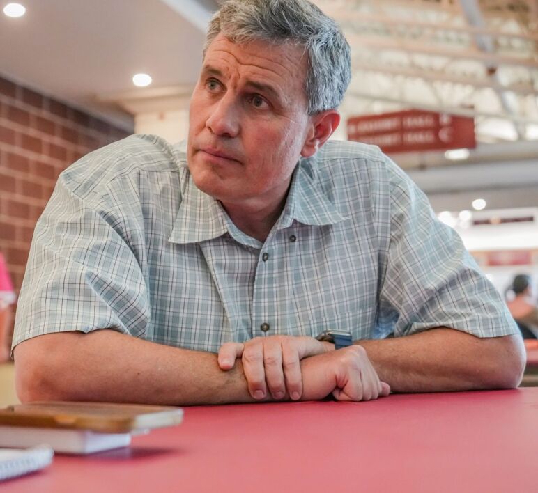 El candidato republicano para el gobernador Bill Berrien de Whitefish Bay habla con los reporteros centinelas de Milwaukee Journal Mary Spicuzza y Daniel Bice durante la visita de Berrien a la Feria Estatal de Wisconsin el 6 de agosto de 2025 en West Allis, Wisconsin.

