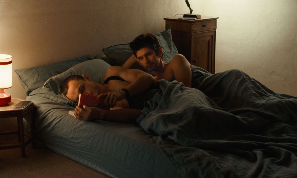 Franz Rogowski como Tomas y Ben Whishaw como Martin en nuevos pasajes de películas. Martin y Tomás están en la cama. Tomás está leyendo, mientras Martin lo mira con melancolía.