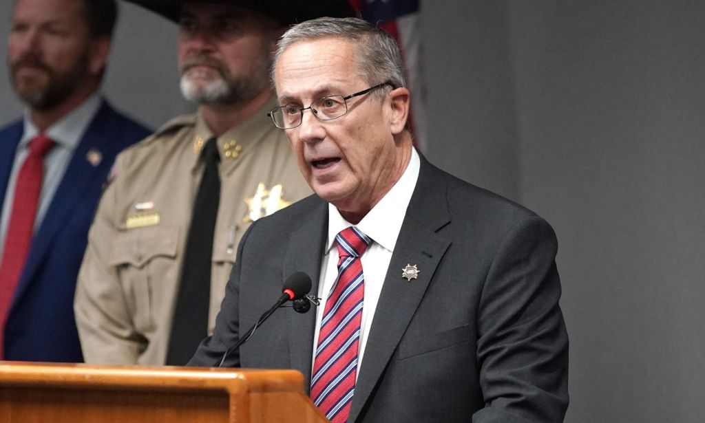 Fiscal del Condado de Utah, Jeff Gray, en una conferencia de prensa.