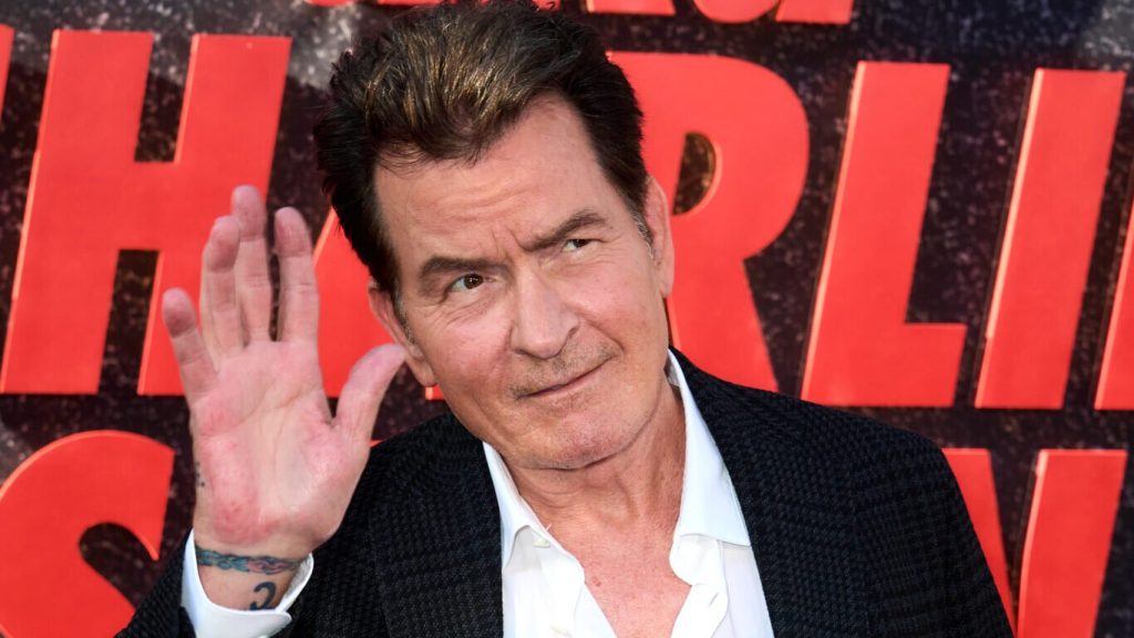 Charlie Sheen rompe el silencio sobre los encuentros del mismo sexo y la extorsión en nuevas memorias y documentales