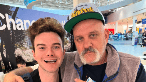 Chris Colfer se reúne con su padre de televisión Mike O'Malley en el conmovedor momento del aeropuerto