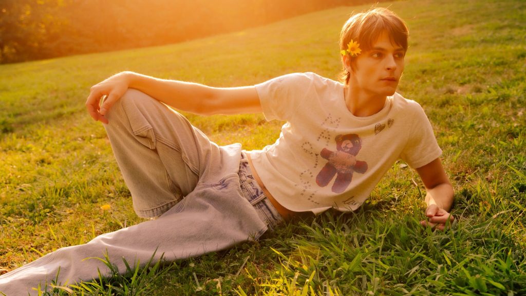 Corey Fogelmanis entra en una nueva era: de Disney Darling a Queer Storyteller