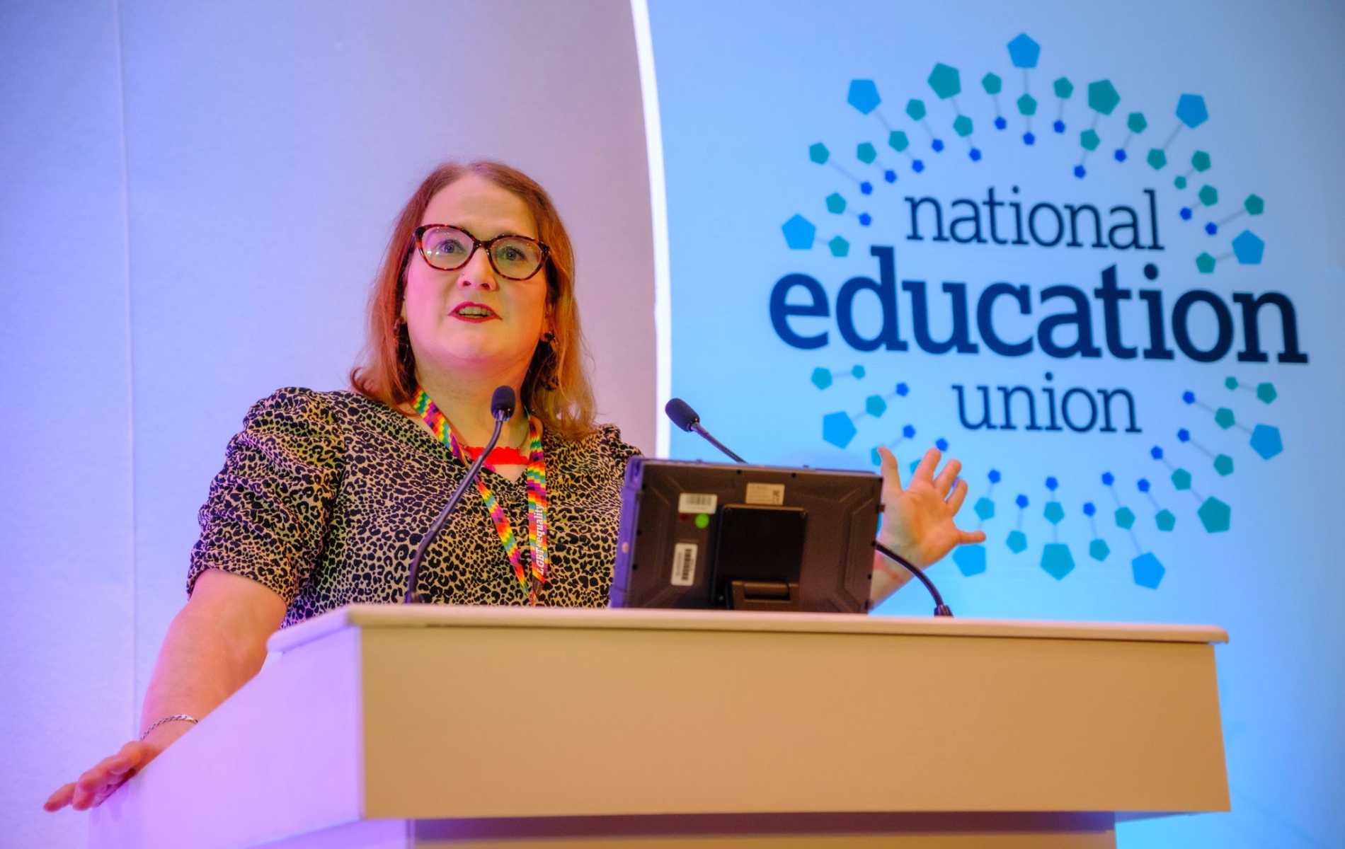 Drag Race UK Stars Back Trans Teacher's Campaign para un importante papel educativo