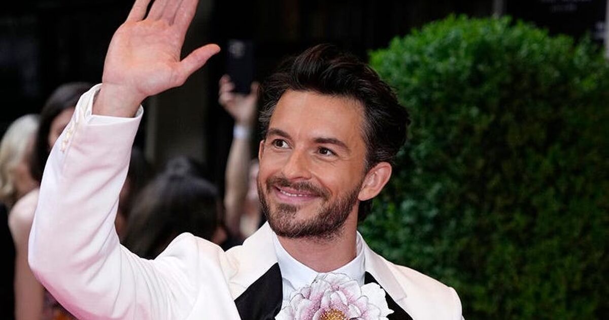 El actor Jonathan Baily se está alejando de actuar para ayudar a LGBTQ+ organizaciones benéficas