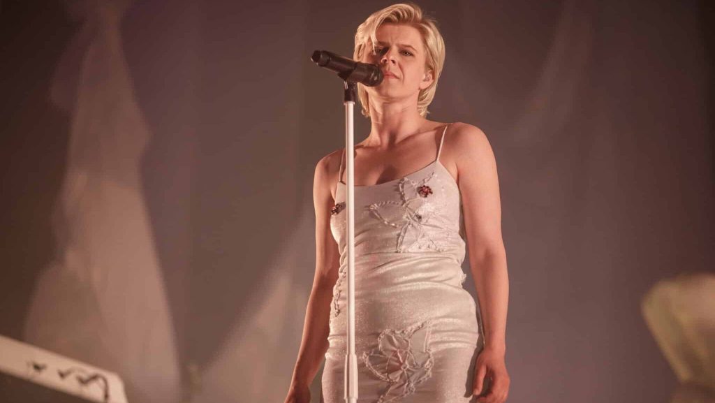 El álbum de Robyn Sparks Buzz con apariciones sorpresa y sugerencias de estudio