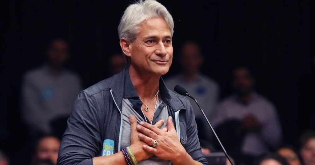 El buzo olímpico gay Greg Louganis comparte la "inspiración" que lo está ayudando a abandonar el país