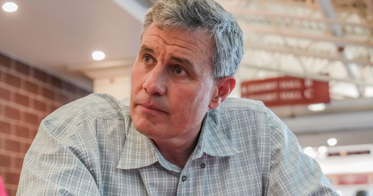 El candidato al Partido Republicano anti-Trans se retira después de que fue atrapado después de un intérprete de adultos no binario en línea