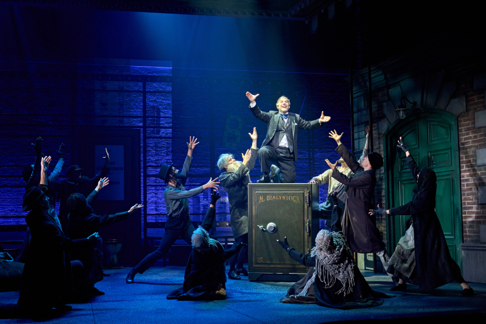 El clásico musical de comedia de Mel Brooks, The Producers, es una sátira deliciosamente subversiva - reseña