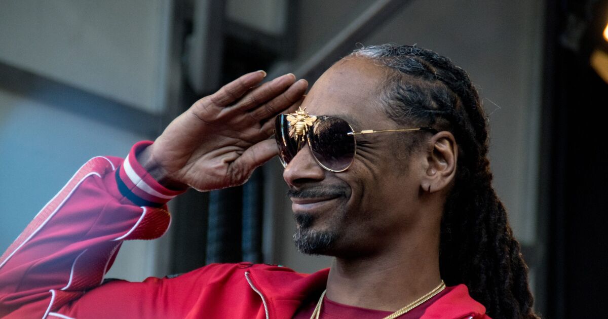 El creador de la pareja del mismo sexo de Lightyear dice que Snoop Dogg "apesta": "Al infinito. El amor es amor".