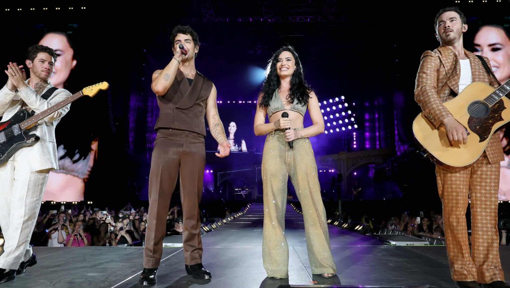 El elenco de 'Camp Rock 3' reveló: Jonas Brothers Return, Demi Lovato adjunta (pero no de la manera que piensas)