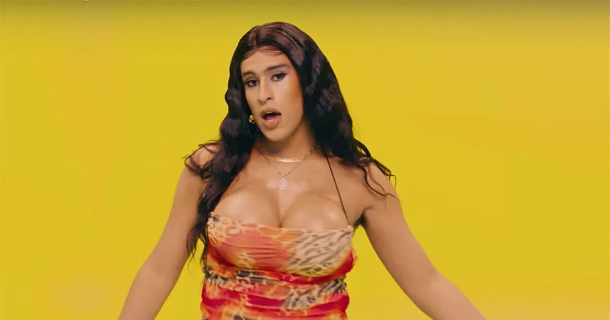 El estilo de doblado de género de Bad Bunny no es solo la moda. Es una protesta.