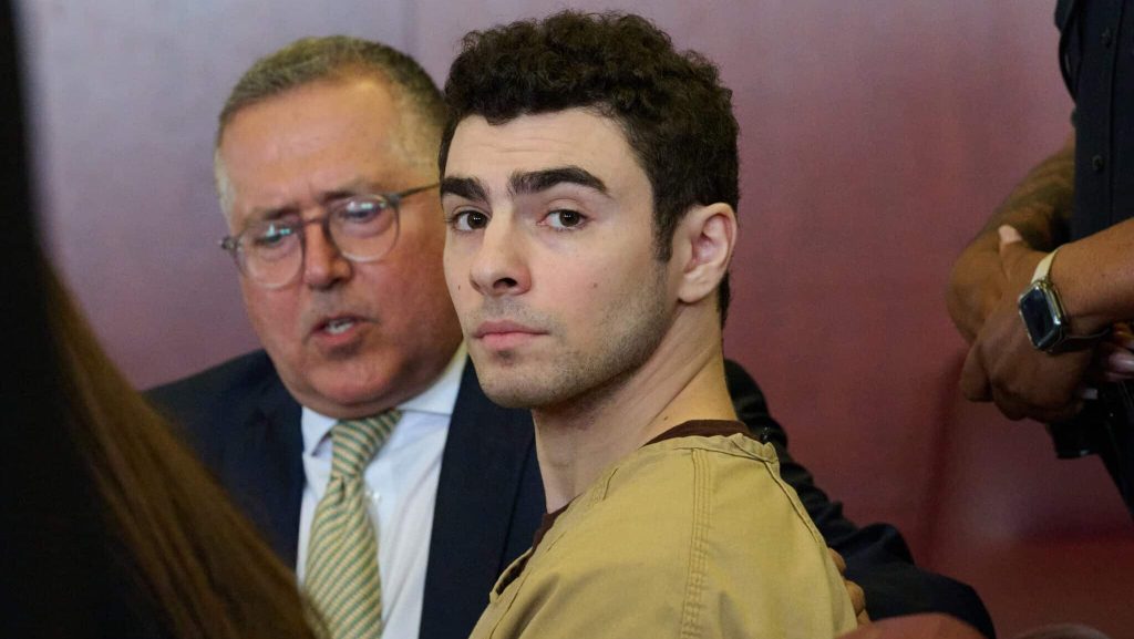 El juez desestima el cargo de terrorismo contra Luigi Mangione, el caso de asesinato avanza hacia adelante
