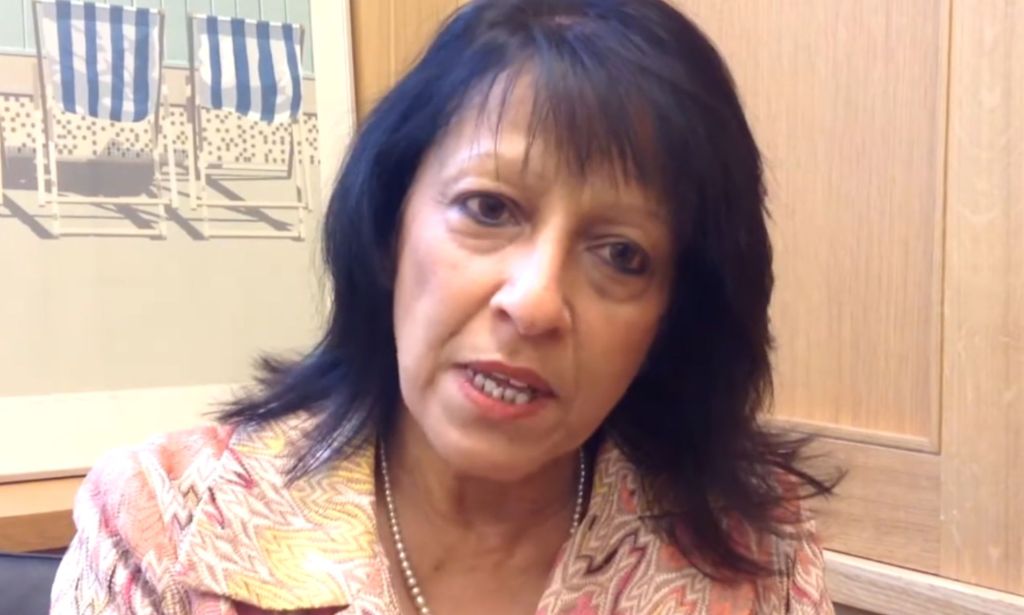 Presidente de EHRC, Kishwer Falkner, hablando.