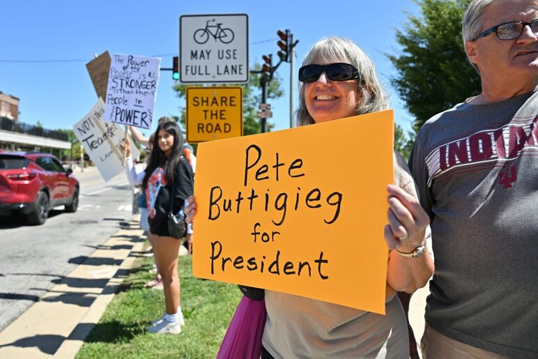 Karen Gaboury posee un letrero que apoya al ex alcalde de South Bend y secretaria de transporte Pete Buttigieg en una manifestación en apoyo del Día Nacional de Acción que se manifiesta contra la administración Trump el lunes 1 de septiembre de 2025 en Howard Park en South Bend, Ind.