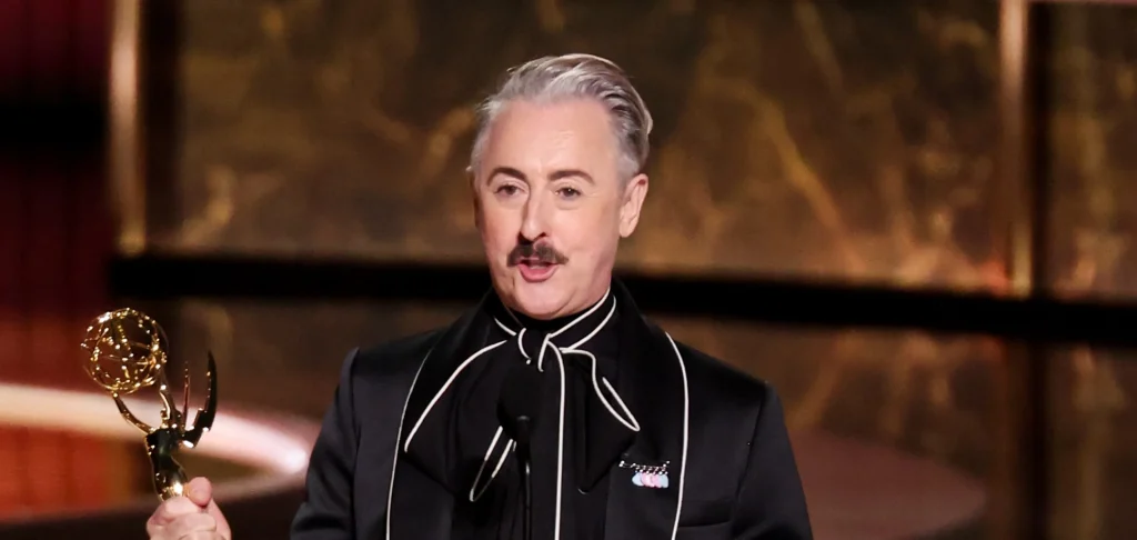 Emmy Awards 2025: Alan Cumming en el 'deber' de apoyar a las personas trans a medida que los traidores gana sobre la carrera de drag