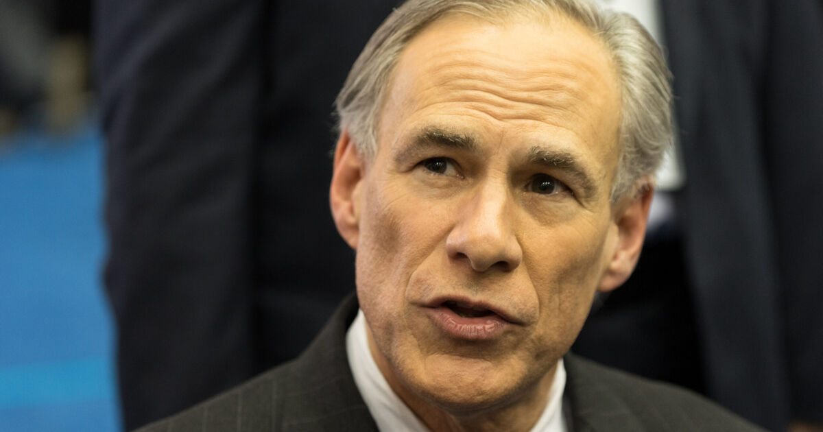 Greg Abbott firma una de las facturas de baño anti-Trans más punitivas de la nación