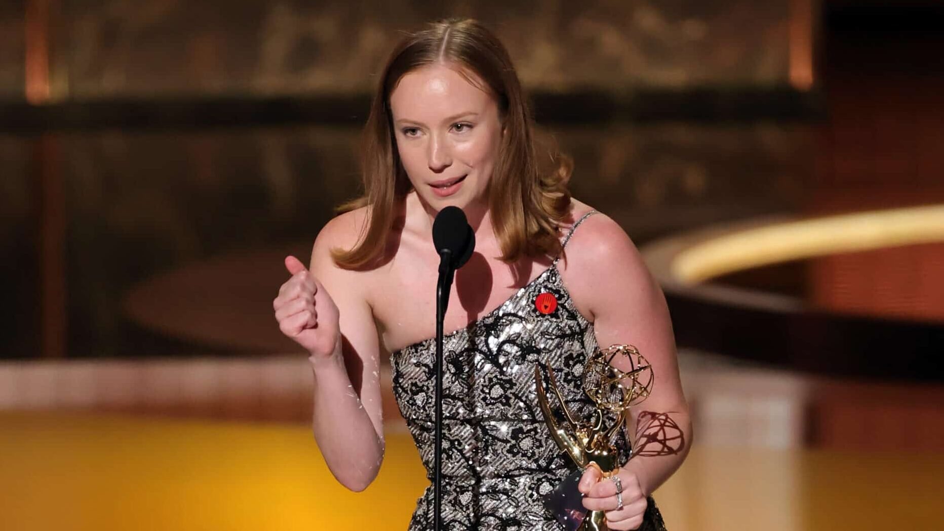 Hannah Einbinder Nabs First Emmy Win for Hacks, y deja caer un discurso de aceptación digna de Bleep