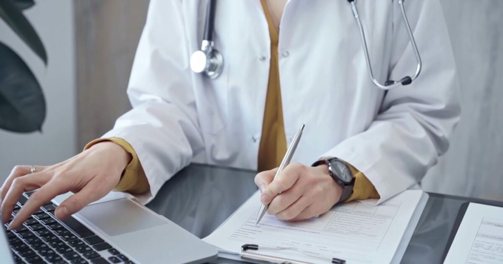 Hombre gay "humillado" por el médico que lo llamó "homosexual" en el informe médico