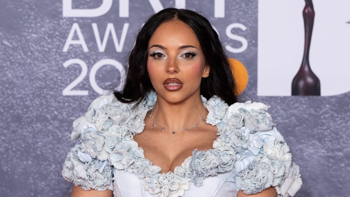 Jade entra en el centro de atención con el deslumbrante debut en solitario '¡Ese es el showbiz bebé!'