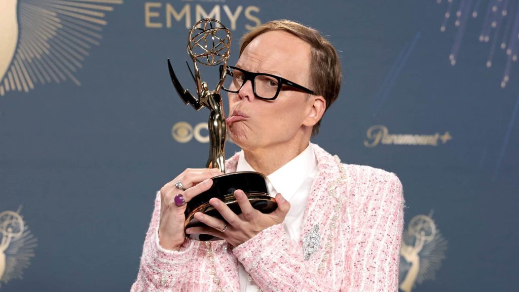 Jeff Hiller gana el primer Emmy para alguien en algún lugar celebrando la alegría extraña de mediana edad en un mar de adolescentes sexys