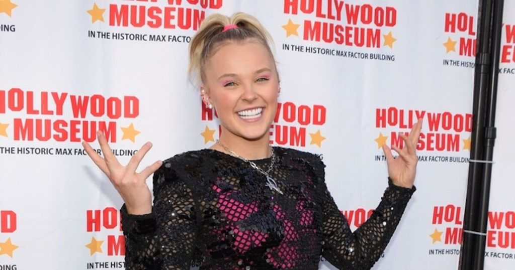 JoJo Siwa dice que las personas LGBTQ+ han sido crueles sin fin desde que comenzó a salir con un hombre