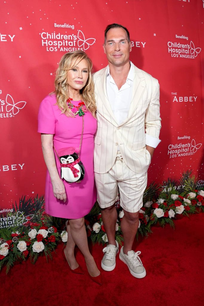 Kathy Hilton y la Abadía traen magia de vacaciones a la 'Navidad en septiembre' de West Hollywood