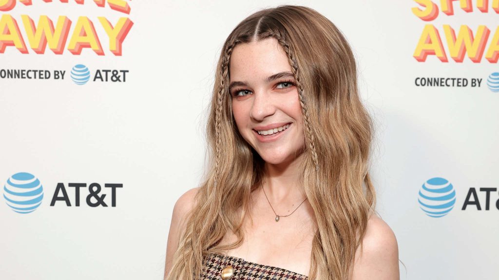 La estrella de 'Young Sheldon' Raegan Revord sale como no binaria, el debut de Drops queer YA novela