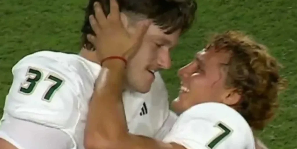 La estrella del fútbol universitario aclara la sexualidad después de que la foto 'homoerótica' de él y su compañero de equipo se vuelven virales