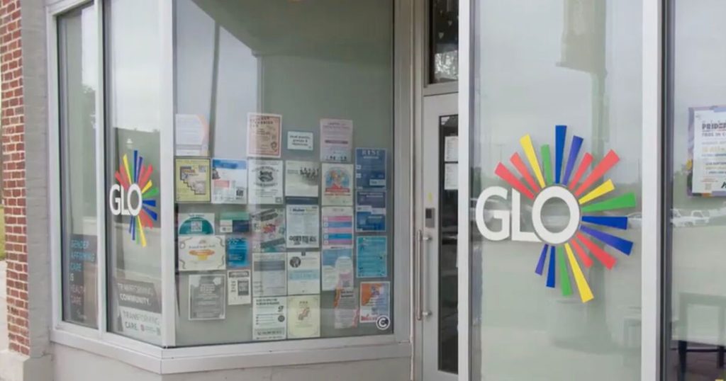 Las balas con insulto anti-gay se encuentran fuera del centro LGBTQ+ local. Eso no detendrá su festival de orgullo.