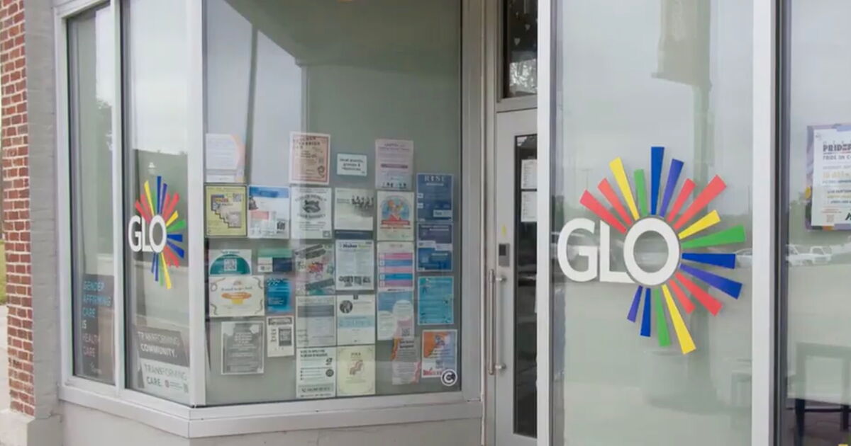 Las balas con insulto anti-gay se encuentran fuera del centro LGBTQ+ local. Eso no detendrá su festival de orgullo.