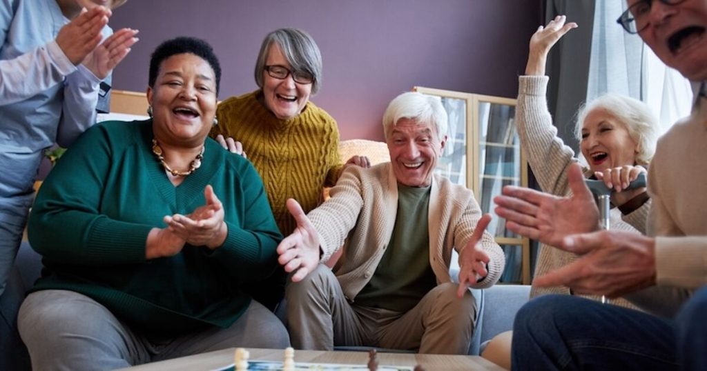 Los ancianos queer enfrentaron toda una vida de odio. Esta casa de jubilación les da la comunidad que necesitan.