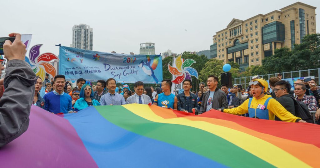 Los legisladores de Hong Kong rechazan abrumadoramente un proyecto de ley que otorgaría derechos limitados a las parejas del mismo sexo