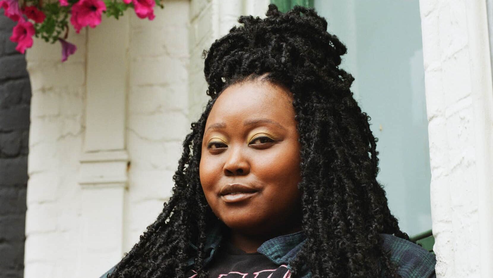 Luyanda Unati Lewis-Nyawo al jugar al sheriff Santiago en la temporada 2 de 'Miércoles'