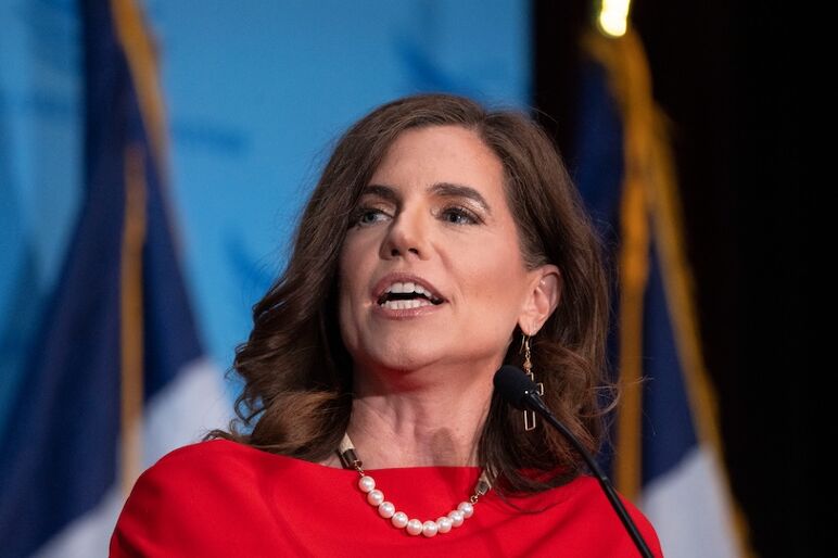 La representante estadounidense Nancy Mace, Rs.C., habla durante el 25º Kickoff de primavera anual de Iowa Faith and Freedom Coalition en Horizon Events Center el sábado 12 de abril de 2025 en Clive.