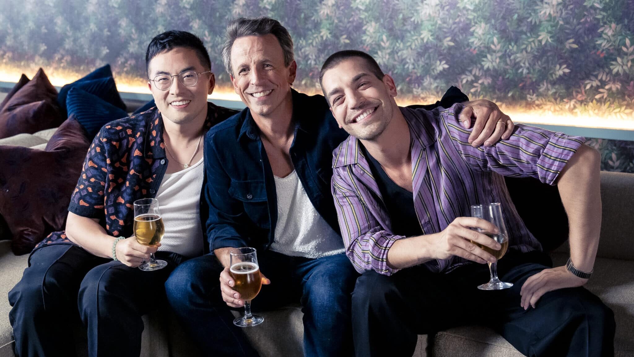 Matt Rogers y Bowen Yang educan a Seth Meyers sobre el 'uniforme gay' y es hilarante