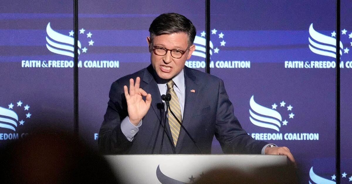 Mike Johnson incita a la ira con una inquietante toma de 2 palabras de invasiones militares de ciudades azules