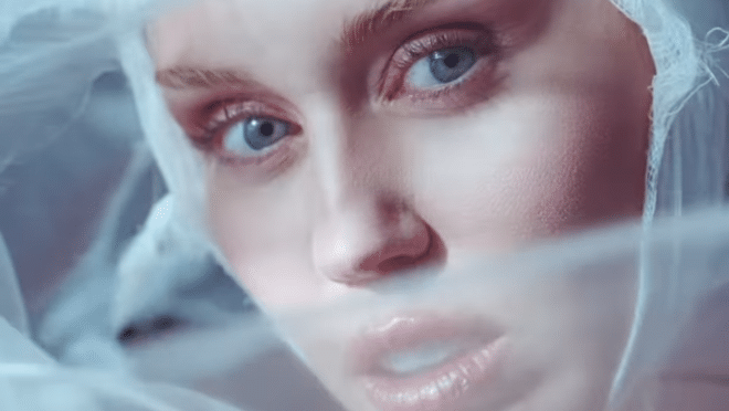 Miley Cyrus Drops Teaser para el nuevo sencillo 'Secrets' con Fleetwood Mac Legends