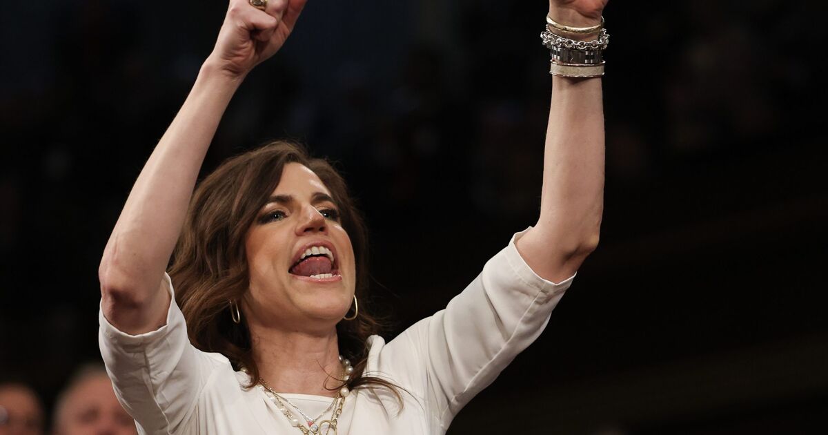 Nancy Mace comienza a gritar de ira en el piso de la casa cuando el demócrata habló sobre el cuidado de afirmación de género