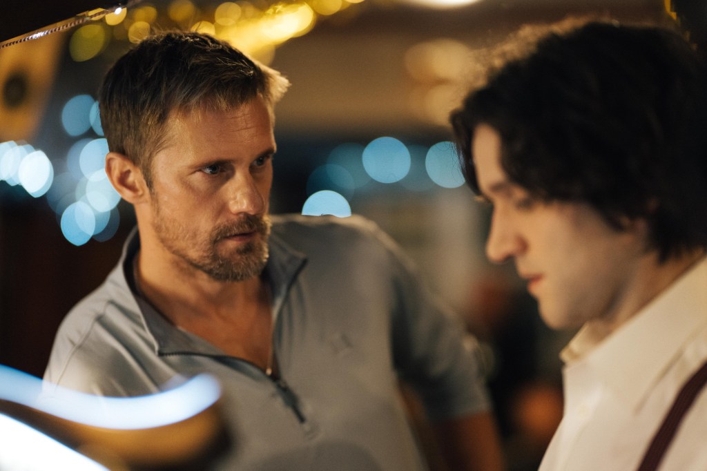 Nuevas imágenes lanzadas del romance BDSM caliente y humeante de Alexander Skarsgård, Pillion