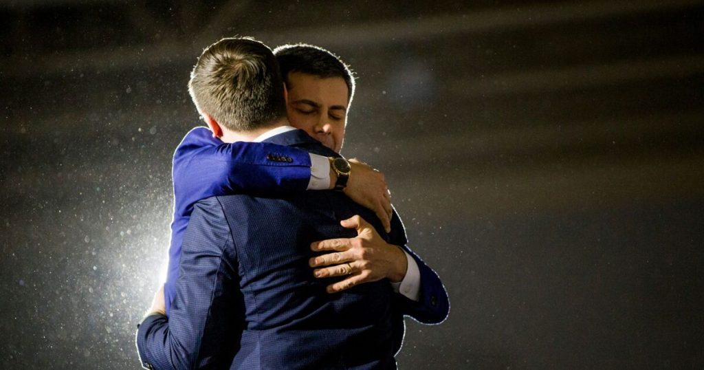 Pete Buttigieg comparte la dulce historia de la primera cita de His & Chasten en el décimo aniversario de la pareja