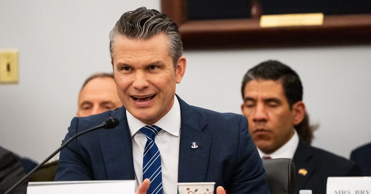 Pete Hegseth termina la carrera decorada del médico de la Marina después de que ella fue atacada por trolls en línea