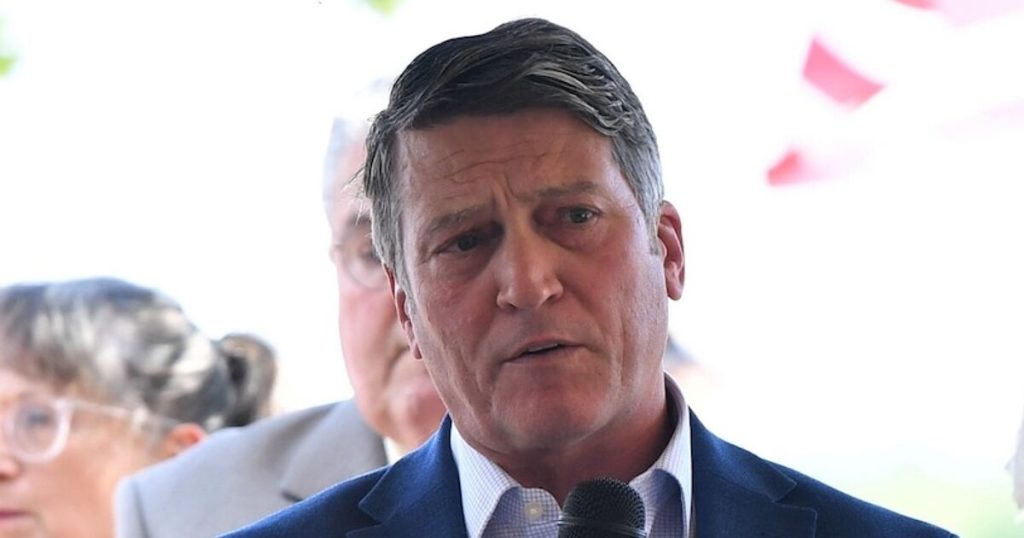 Representante republicano dice que necesitamos eliminar a todas las personas trans de calles e internet