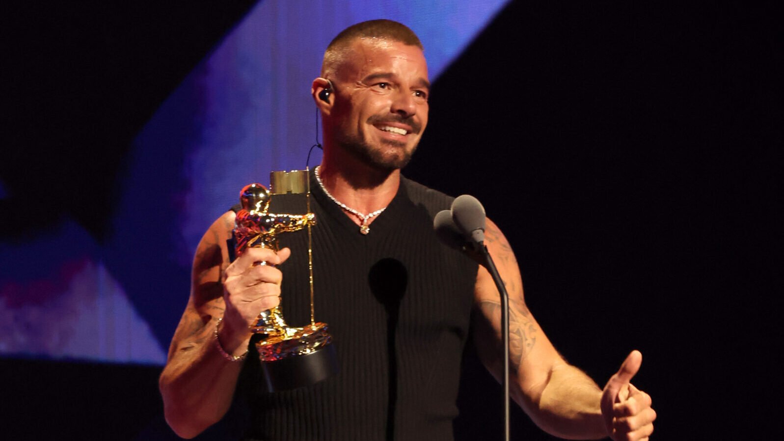 Ricky Martin honrado como primer ícono latino en los VMA 2025