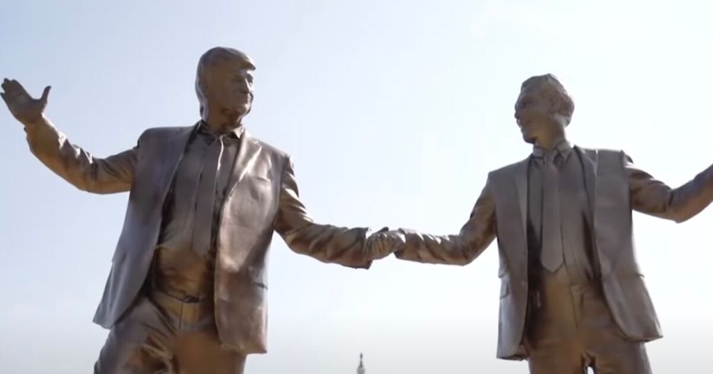 Según los informes, Trump se enfurece sobre las estatuas de DC que lo muestran como el "mejor amigo" de Jeffrey Epstein