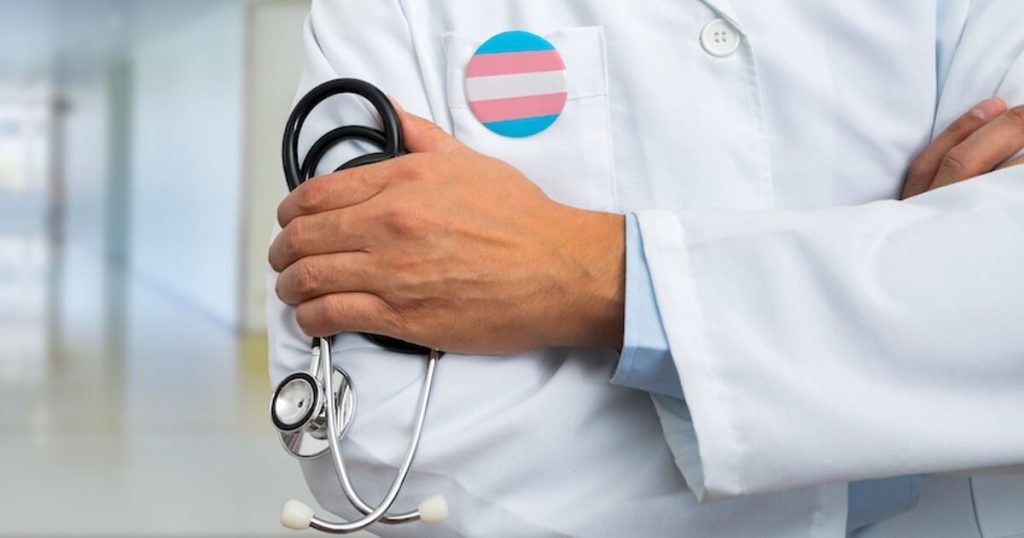 Texas elimina la demanda contra el médico acusado de brindar atención a los jóvenes que afirman el género