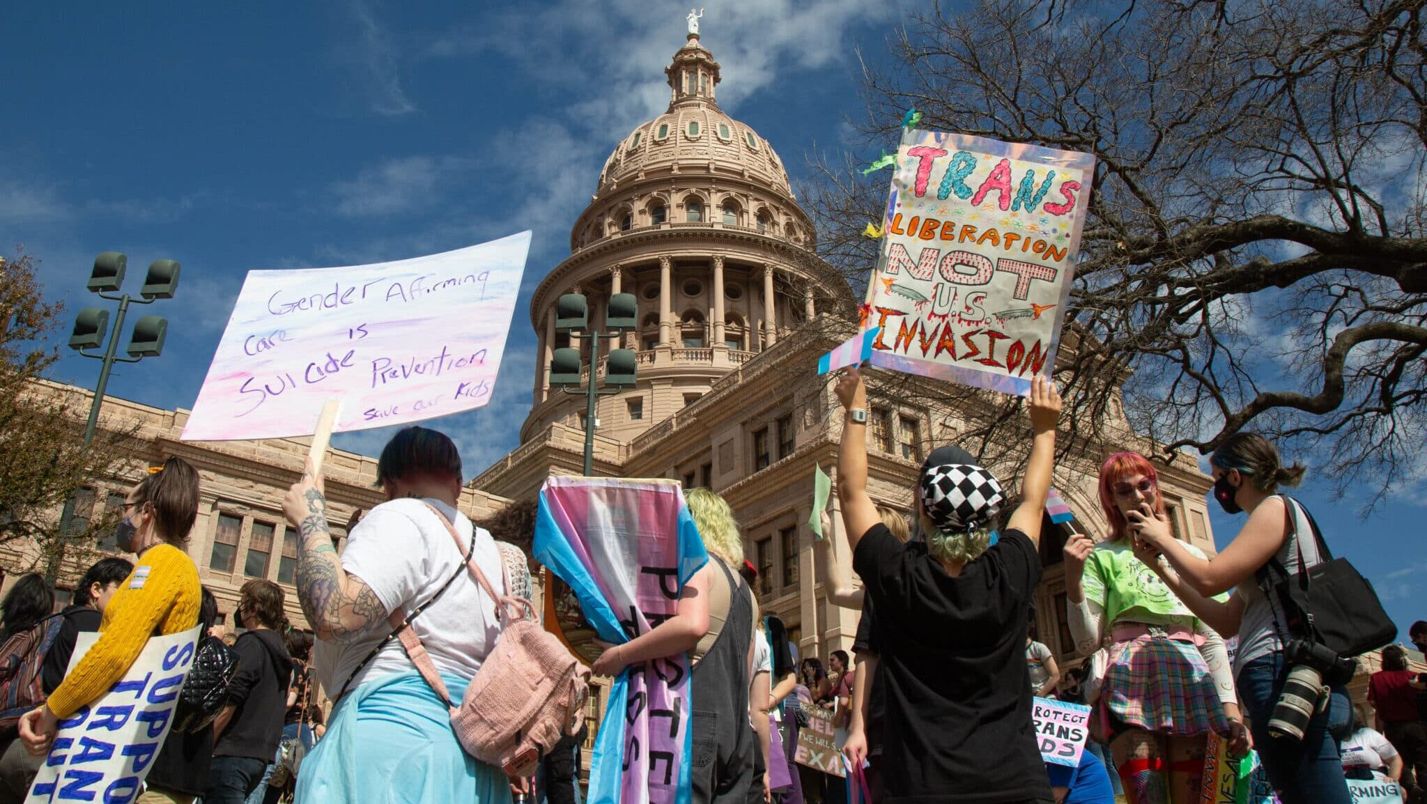 Texas promulga una de las prohibiciones de baño trans más estrictas de la nación