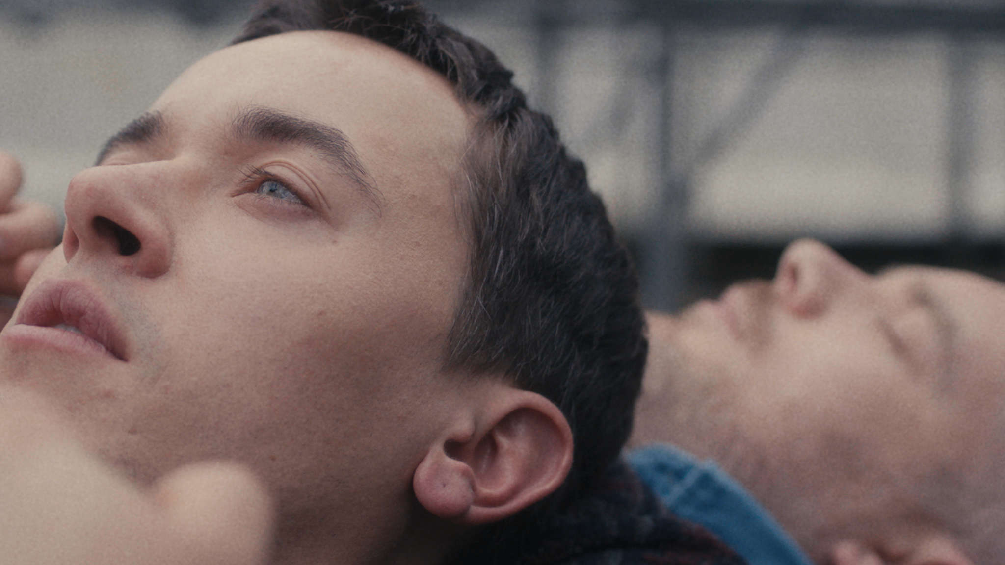 Tom Blyth y Russel Tovey se vuelven reales sobre el deseo queer y la química instantánea en 'Plainclothes' (exclusivo)